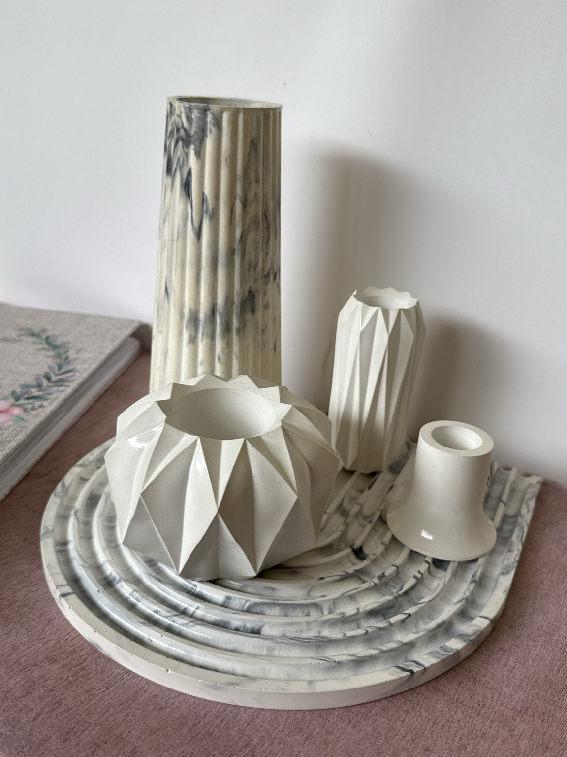 Luxury Marble Σετ Διακόσμησης & Κηροπηγίων από Γύψο – Χειροποίητο Ροζ Μαρμάρινο Design - Image 3