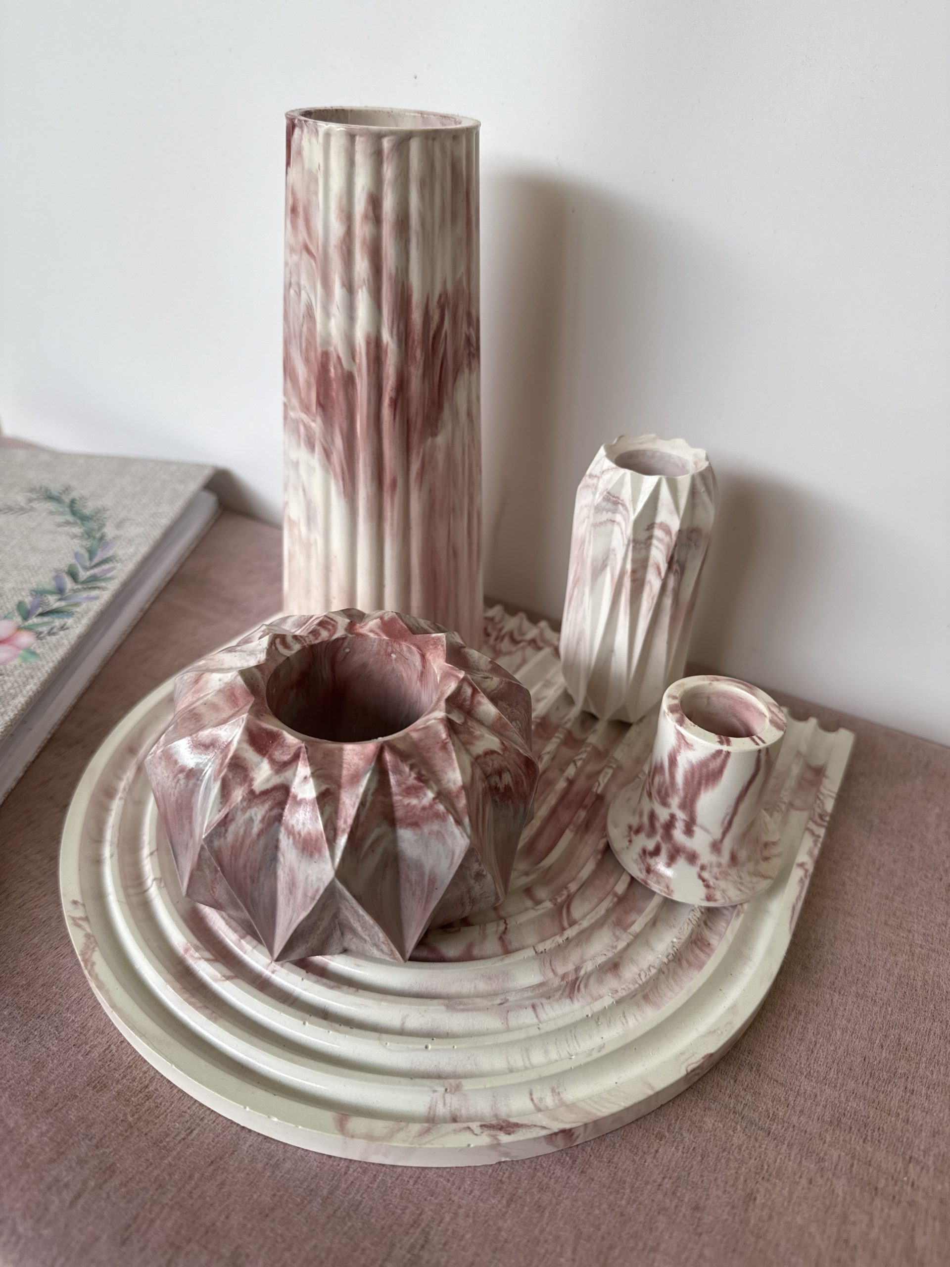 Luxury Marble Σετ Διακόσμησης & Κηροπηγίων από Γύψο – Χειροποίητο Ροζ Μαρμάρινο Design